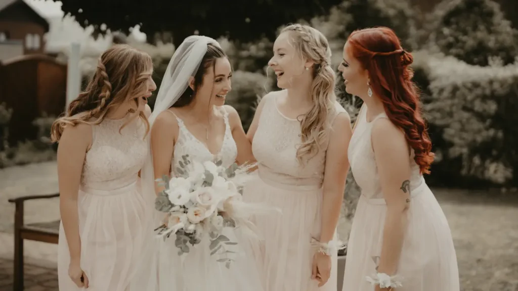 Braut Styling 2026 mit natürlichem Make-up und lockeren Frisuren im Kreis der Brautjungfern