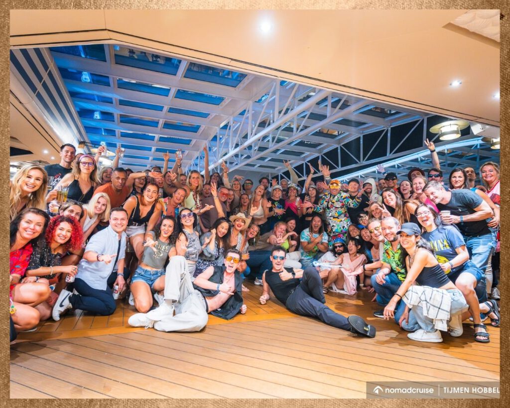 Internationale NomadCruise Community bei einer gemeinsamen Workation auf einem Schiff.