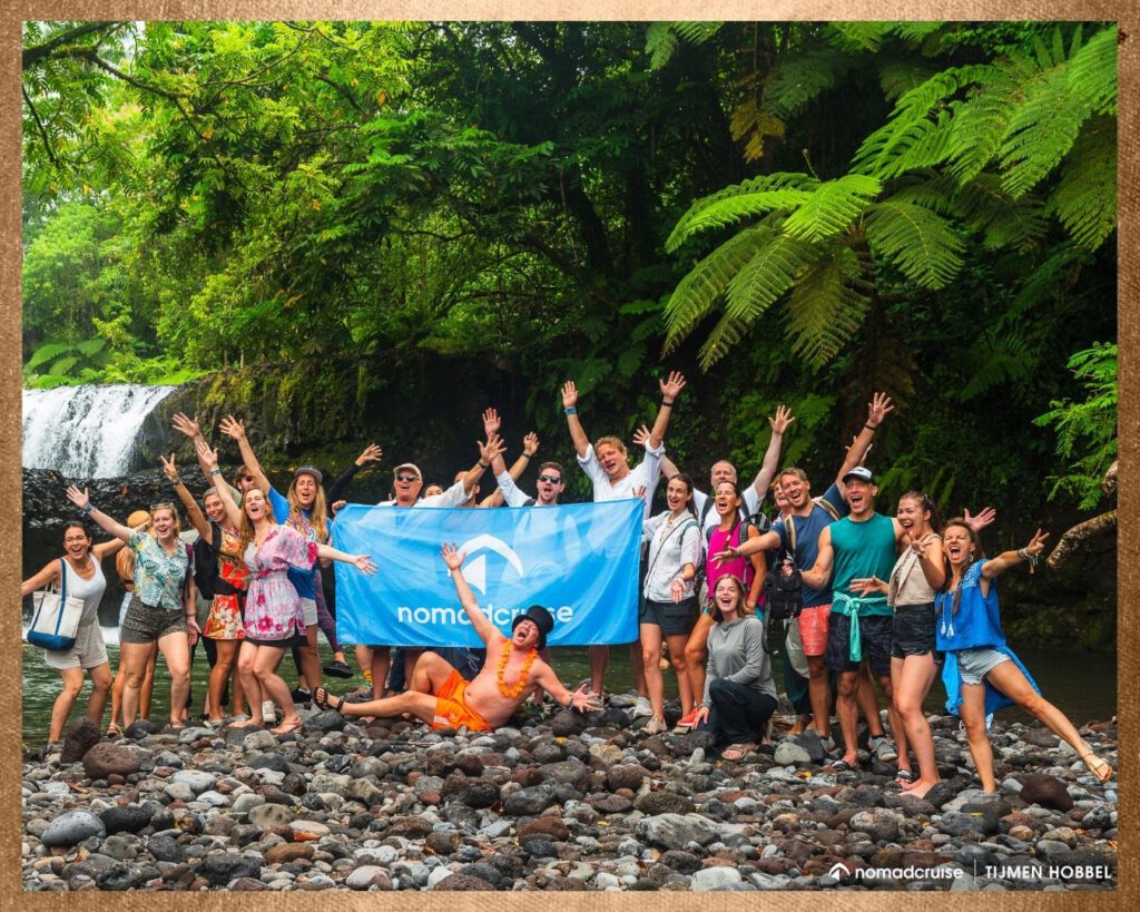 NomadCruise Community bei einer gemeinsamen Workation in der Natur an einem Wasserfall.