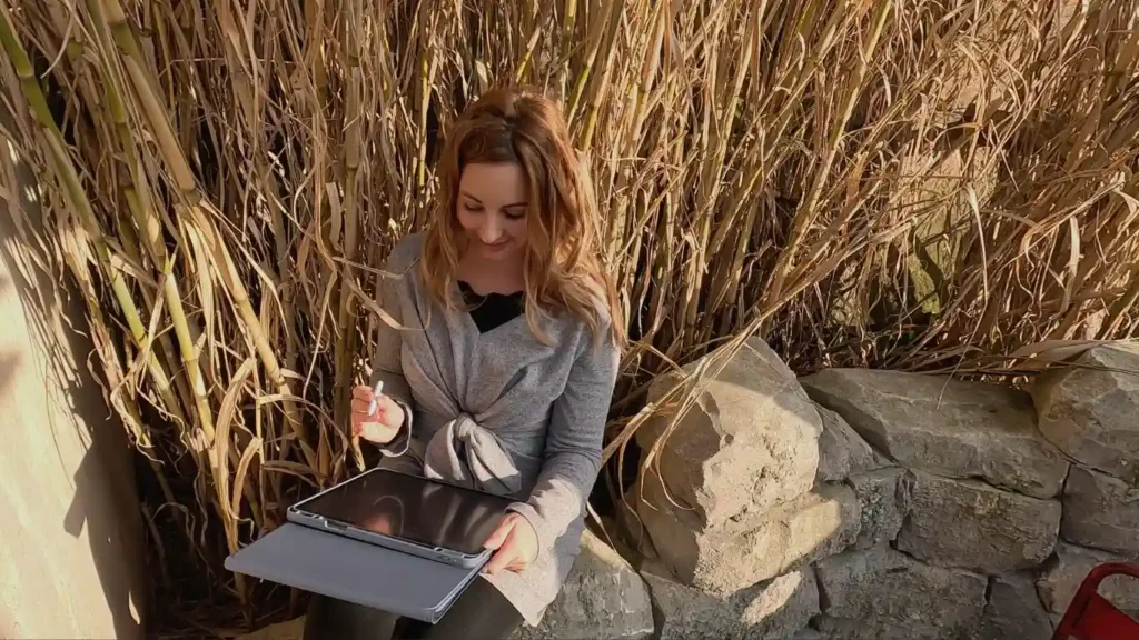 Nadi Beckmann arbeitet konzentriert mit iPad und Stift - Sinnbild für Podcasts und Interviews zur strategischen Positionierung im digitalen Arbeiten