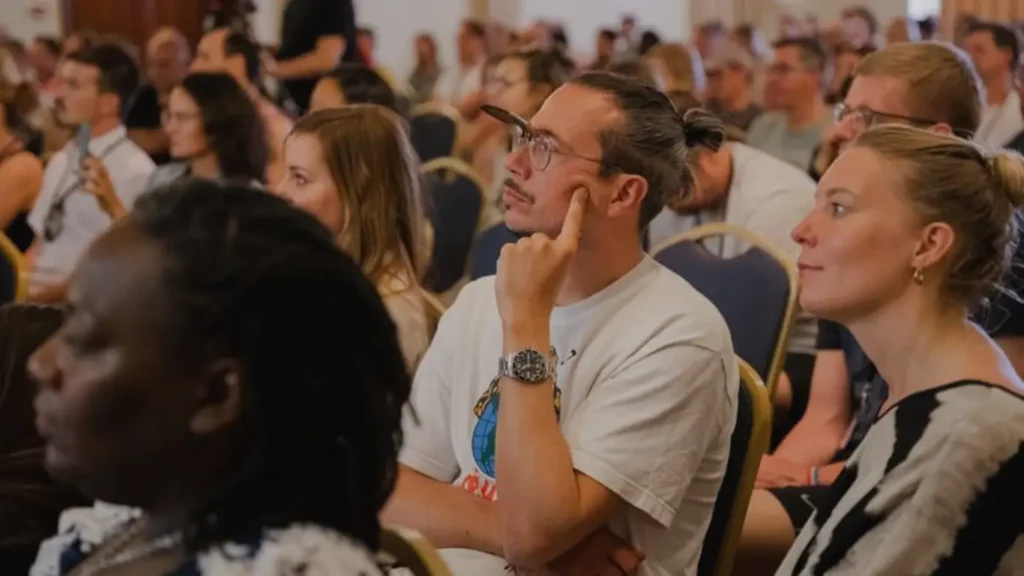 Was Workation wirklich bedeutet - Menschen arbeiten gemeinsam im Ausland und tauschen sich aus