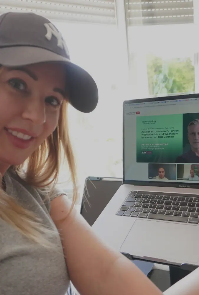 Nadi Beckmann bei einer Weiterbildung zu KI und digitalem Marketing am Laptop