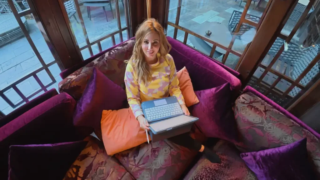 Frau arbeitet mit Laptop in ruhiger Umgebung - Symbol für Remote Work, Veränderung und neue Arbeitsroutinen