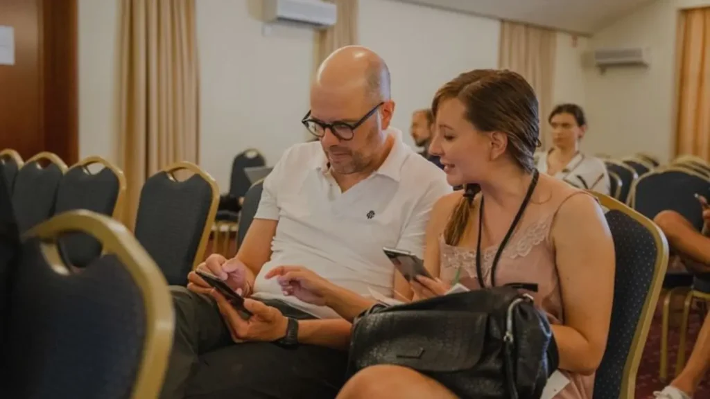 Gespräch über digitale Arbeitsprozesse und Remote Work während einer Workation bei der Travel Community Nomadbase