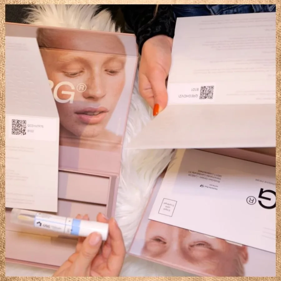 Nahaufnahme eines hochwertigen Beauty-Unboxings mit Fokus auf Packaging und Produktdetails für User Generated Content.
