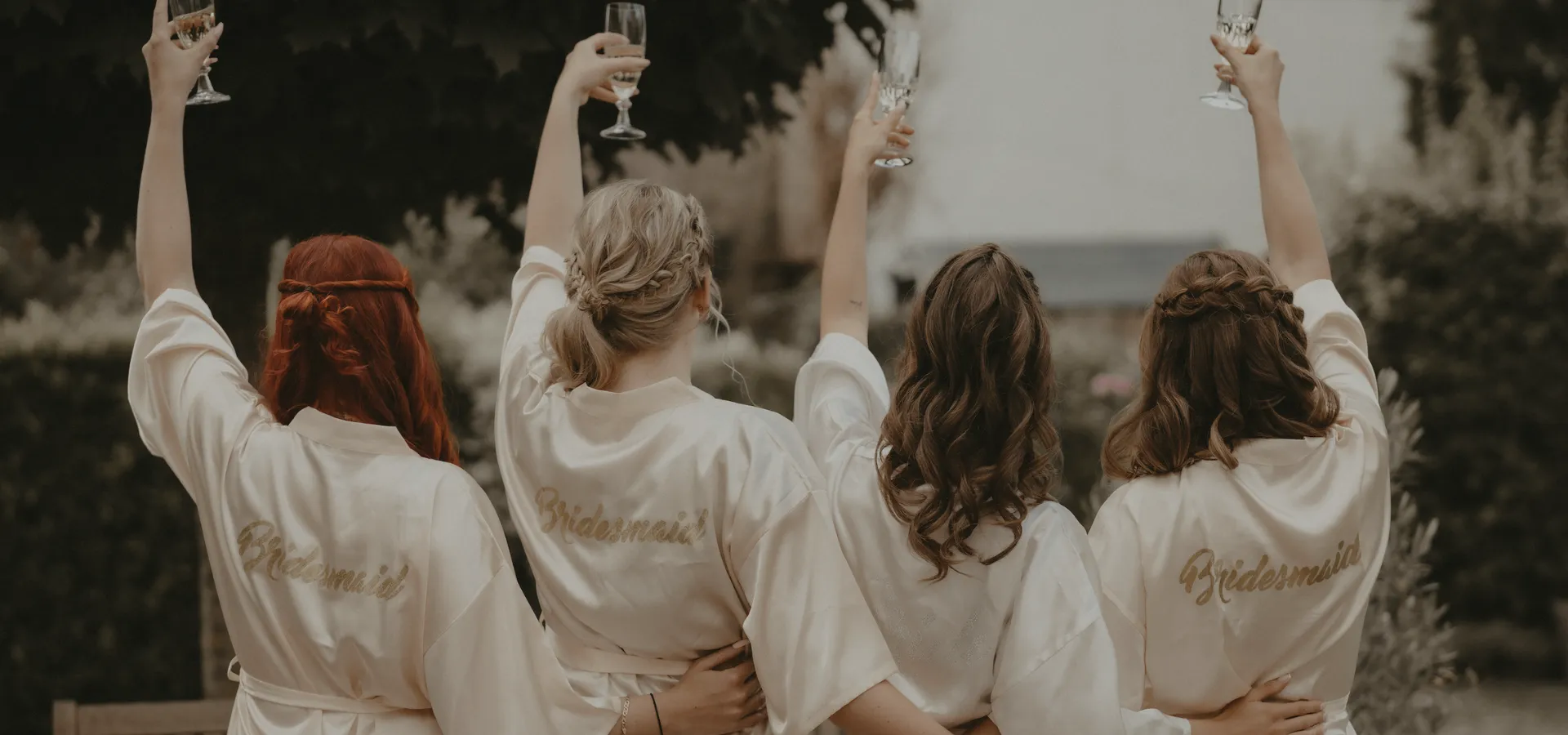 Frauen in heller Kleidung stoßen gemeinsam an, Symbol für Community, Beauty Lifestyle und Workation im Projekt Notes from a BEAUTYful World