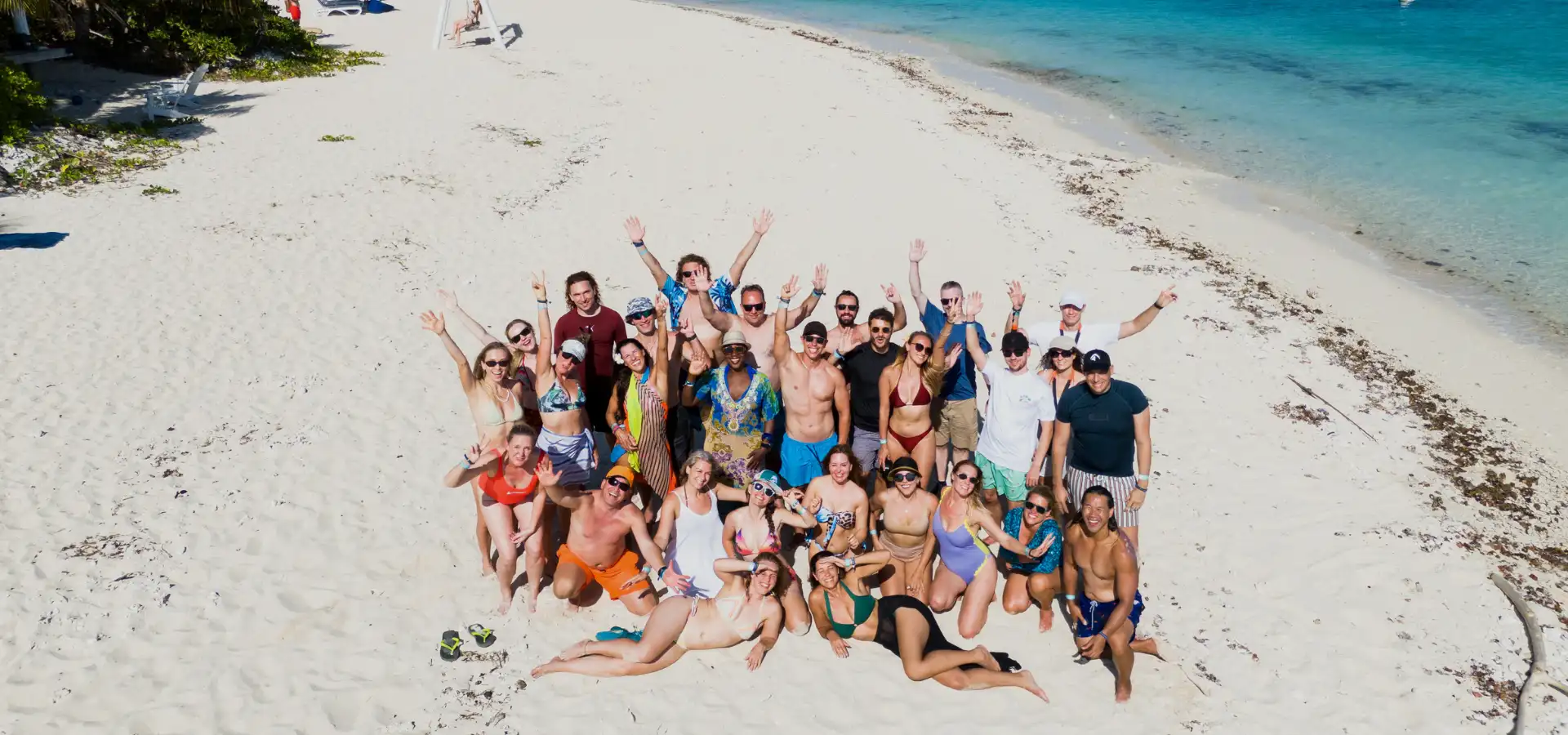 Internationale Community am Strand. Verbindung, Reisen und gemeinsame Momente