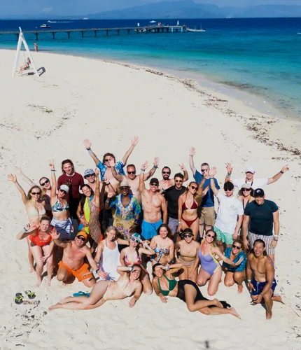 Internationale Community am Strand. Verbindung, Reisen und gemeinsame Momente