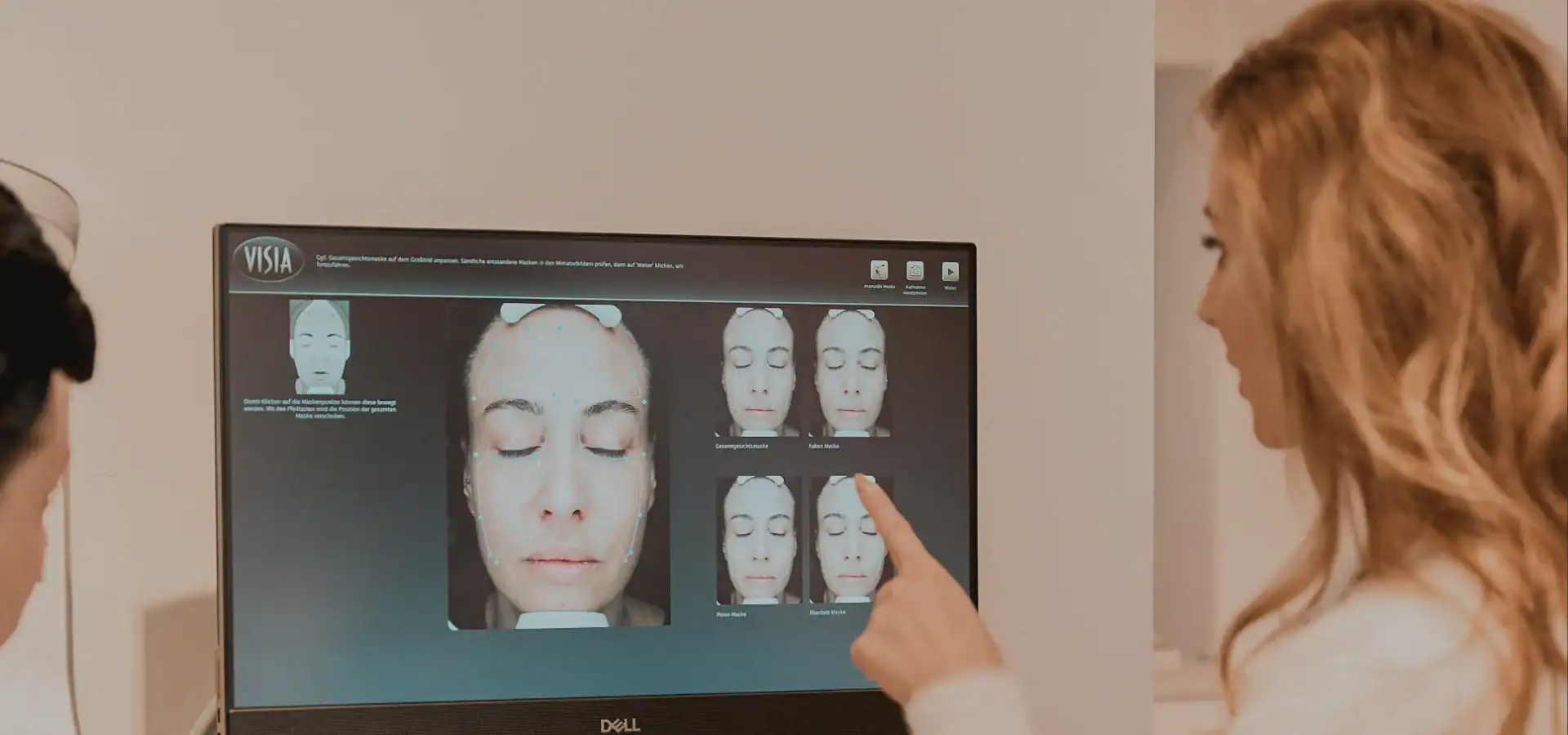 Frau berät Kundin mit Hautanalyse Tool