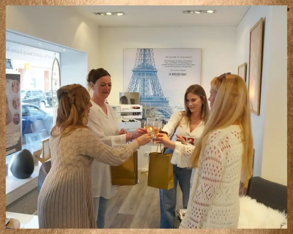 Beauty meets Event Kooperation Köln - Nadi Beckmann mit Künstlerin Nadia Ceana und Kundinnen beim Anstoßen